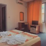 Family Friends בית הארחה 4*