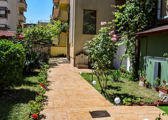 Family Friends 4* פרימורסקו